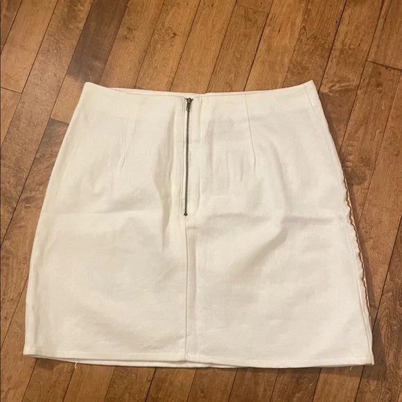 Francesca’s Mi Ami embroidered mini skirt - Picture 5 of 6